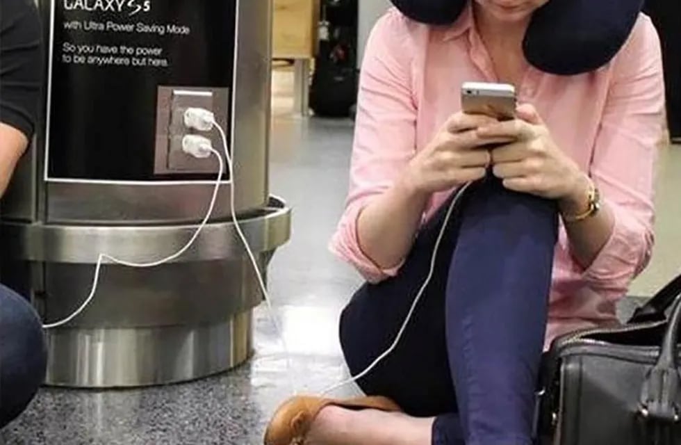 Cargar el celular en el aeropuerto