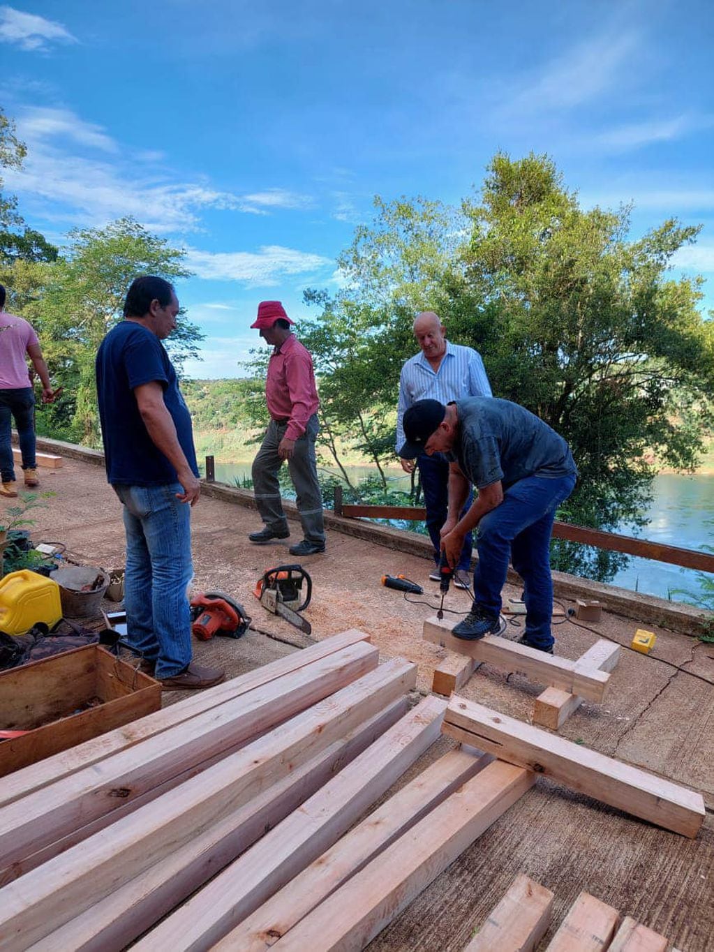 Realizan tareas de mantenimiento de las barandas de la costanera de Puerto Iguazú.
