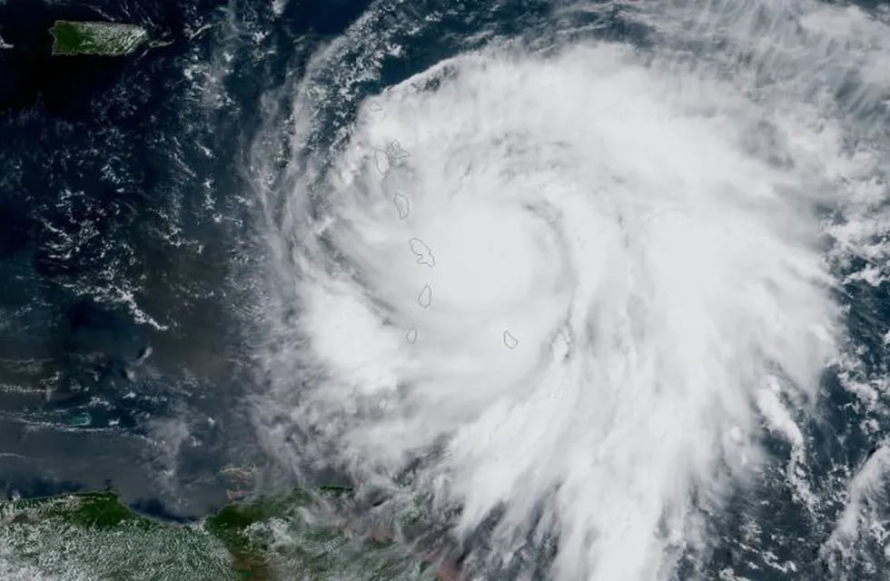 Fotografía cedida por la Administración Nacional Oceánica y Atmosférica (NOAA) muestra una imagen capturada por el satélite GOES-16 de NOAA del huracán María acercándose a la Isla de Sotavento. (EFE)