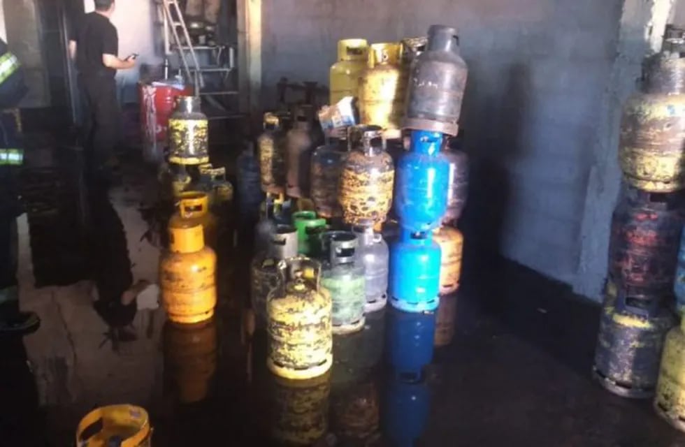 Los bomberos encontraron gran cantidad de envases de combustible. (@minsegsf)
