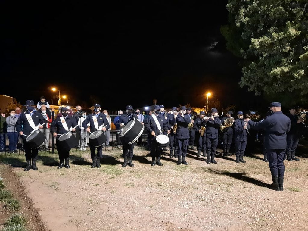 la Banda de Música de la Policía interpretó el Himno Nacional Argentino y la Marcha de las Malvinas. 