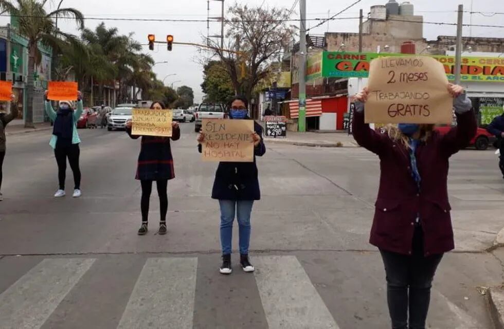 Protesta de médicos residentes que llevan dos meses sin cobrar.