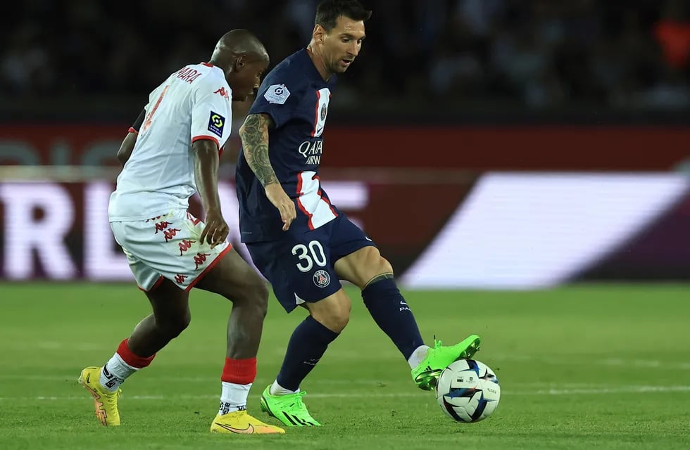 Lionel Messy la pelota en el partido que el Paris Saint Germain juega con Mónaco. (AP)