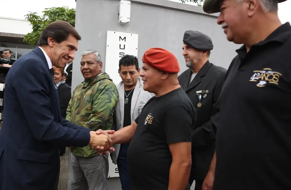 Miembros del Centro de Veteranos de Guerra de Jujuy reciben al gobernador Carlos Sadir a su arribo al predio de Alto Comedero, este martes 2 de abril, a 42 años de la gesta de Malvinas.