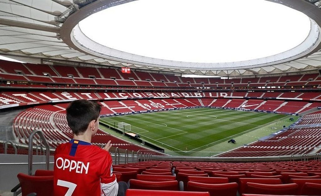 Manu Oppenheimer contempla la inmensidad del estadio Wanda Metropolitano. (Fotos: Alberto Molina / Prensa Atlético de Madrid)