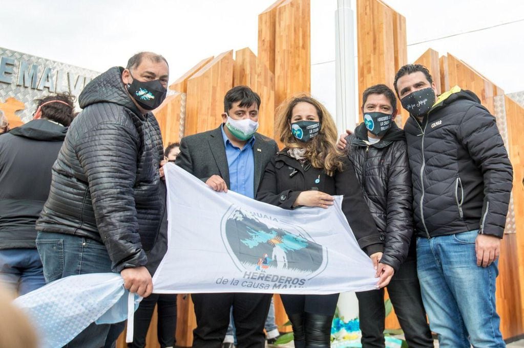 Representantes de la Subcomisión "Herederos de la Causa Malvinas" (Ushuaia) y "Generación Malvinas" (Río Grande) dijeron presente en el acto.