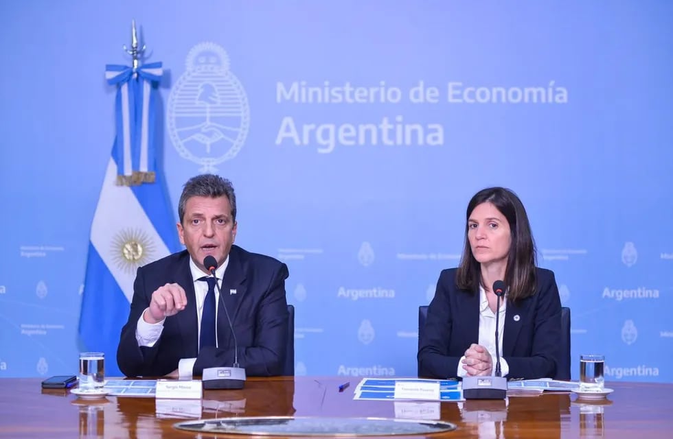 El ministro de Economía de la Nación, Sergio Massa, y la directora ejecutiva de ANSES, Fernanda Raverta. Foto: Prensa Ministerio de Economía