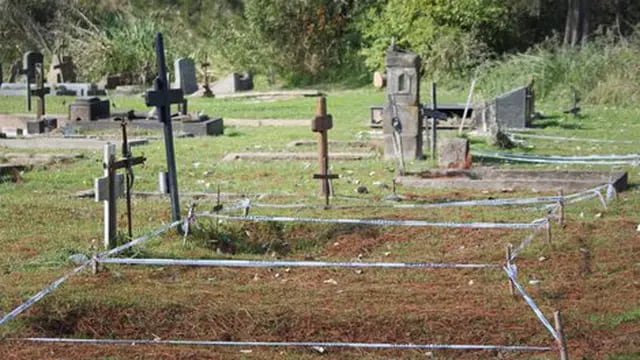 Exhumación de tumbas en Villa Paranacito