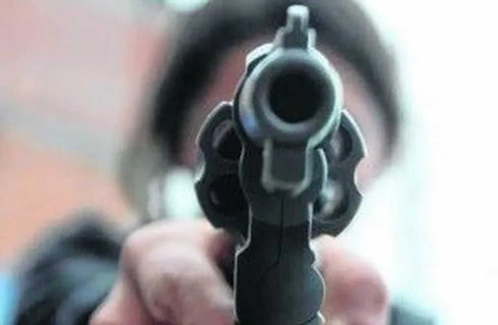 Un joven amenazó de muerte a un chofer de micro con un revólver.