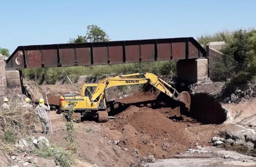 Trabajo de remoción puente NCA obra readecuación Canal Vila Cululu - Cañada Sunchales