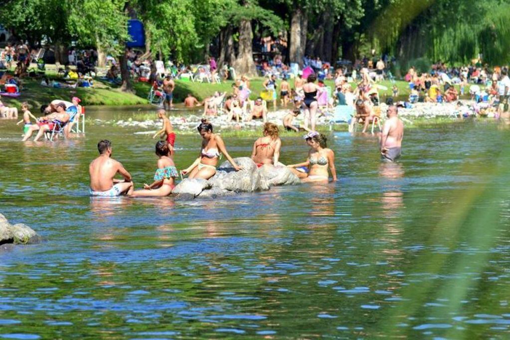 El intenso calor llevó a los visitantes a refrescarse en las cristalinas aguas del río Santa Rosa