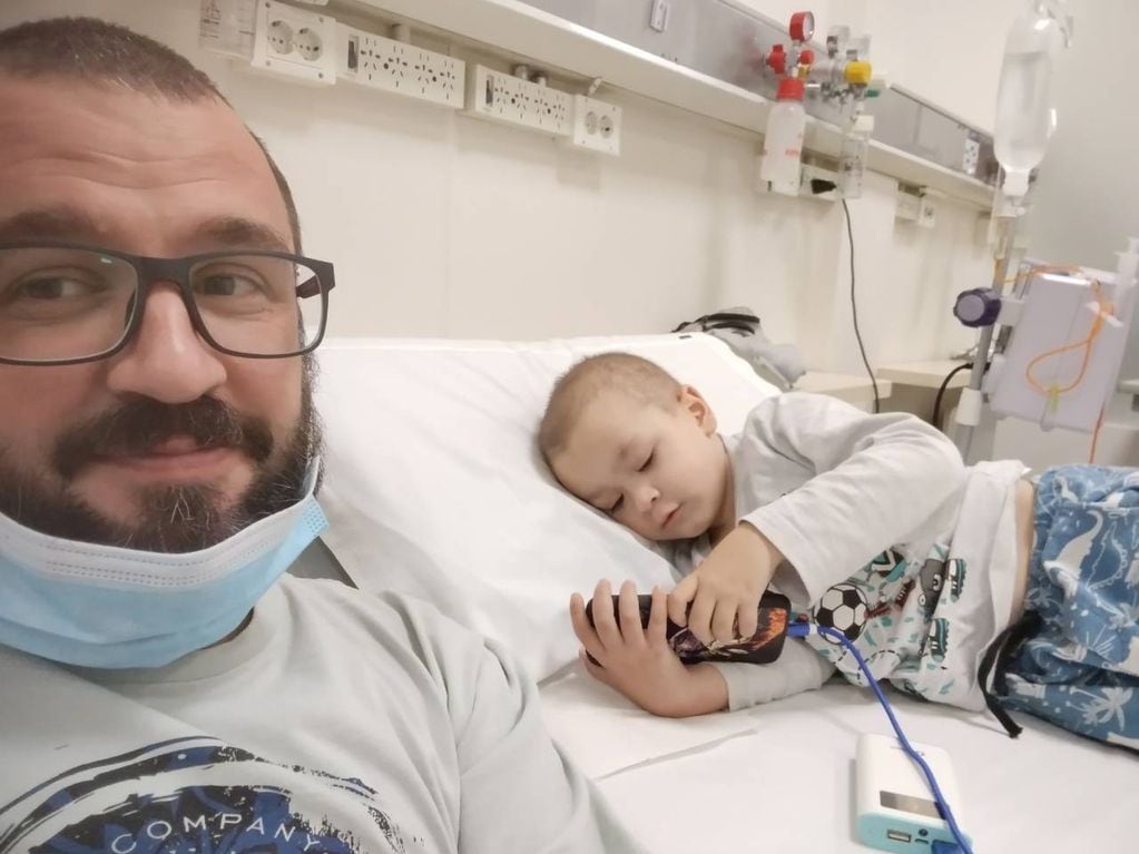 Los padres de Nicolás Fortuna (5) lanzaron en Rosario una colecta solidaria para recaudar $ 43.500.000. Quieren viajar a Barcelona para que se tratado con naxitamab, una droga utilizada en neuroblastomas.