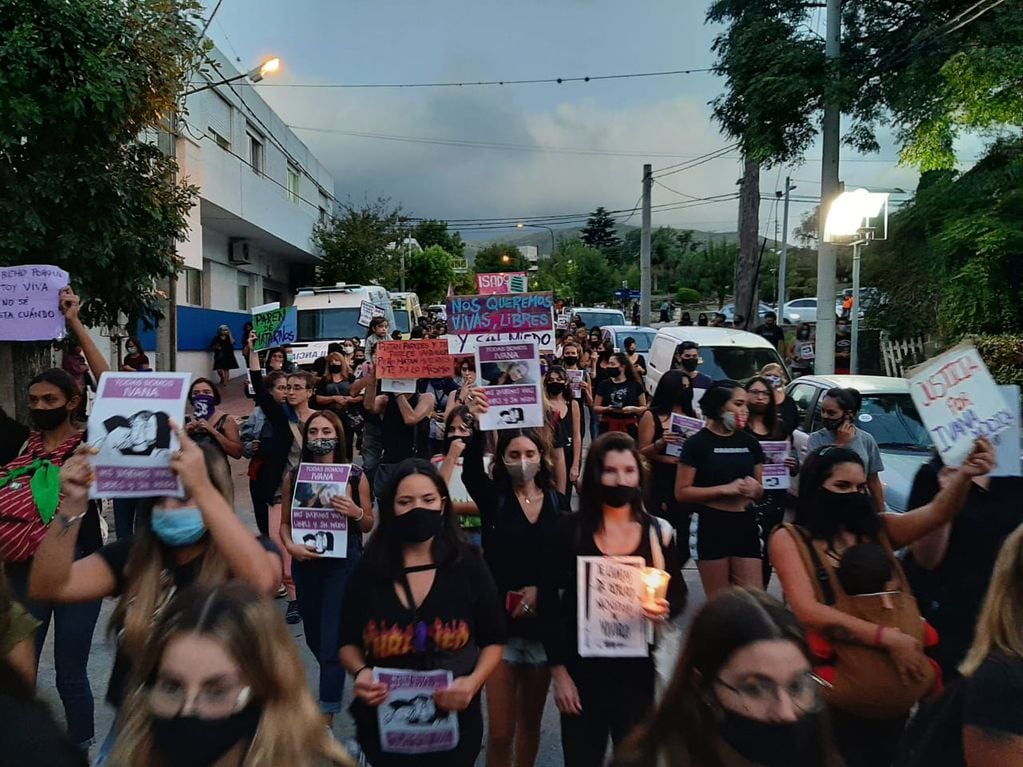 Muchas personas vestidas de negro y con carteles de diferentes tamaños se movilizaron por la ciudad el último sábado en la ciudad de La Falda.