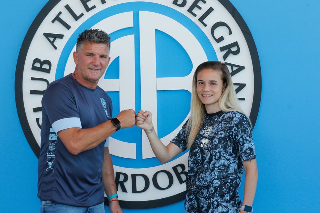 Julieta Alaides Bonilla junto a Artime en la firma de su contrato (Prensa Belgrano)