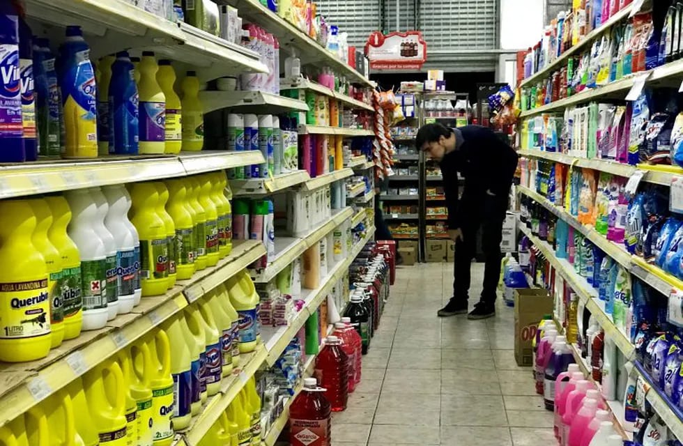 A man looks for products at a supermarket in Buenos Aires, Argentina August 31, 2018. Picture taken August 31, 2018. REUTERS/Marcos Brindicci ciudad de buenos aires  crisis economica y social gente comprando en supermercados