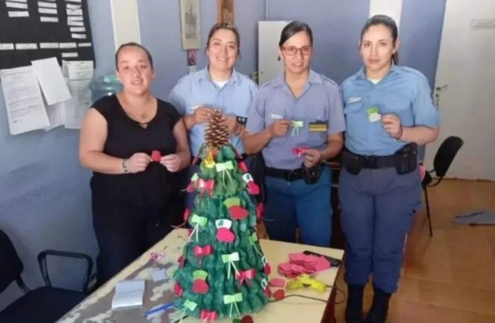 Las mujeres policías de Neuquén trabajando para entregar los árboles de Navidad el 8 de diciembre.