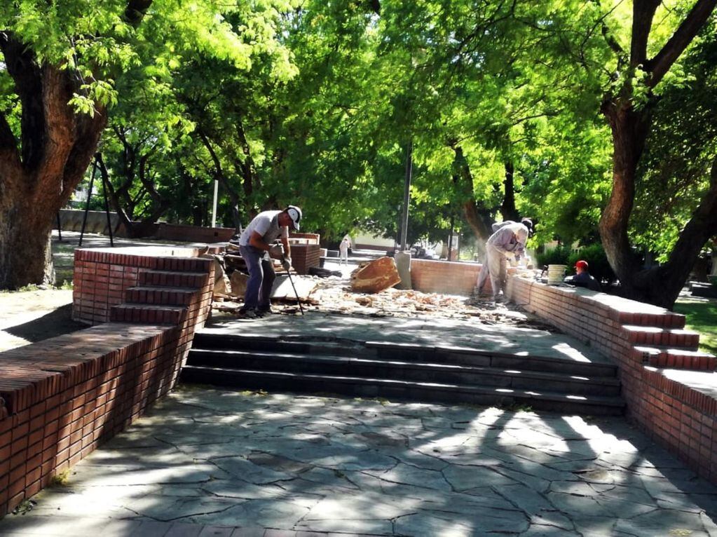 La Municipalidad comenzó con las obras de refacción de la plaza Independencia para poner en valor ese espacio verde