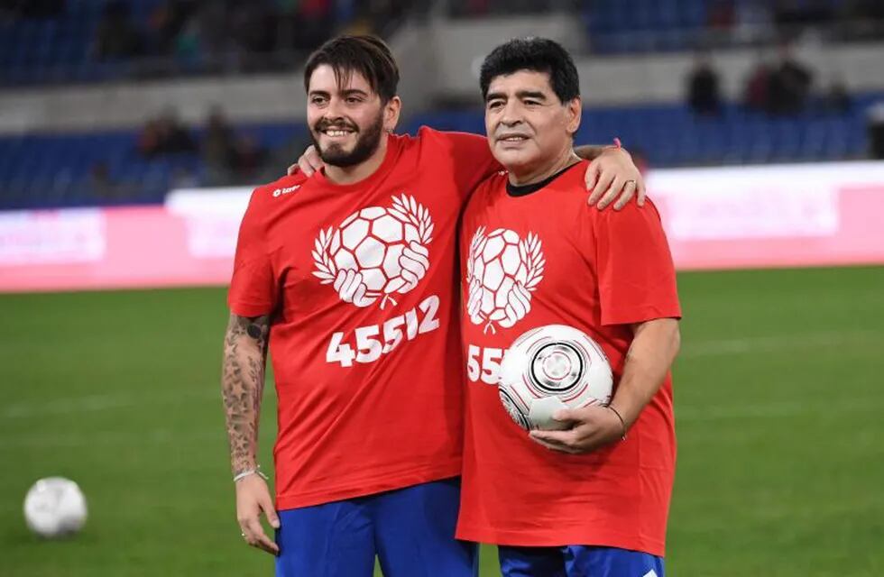 Diego Armando Maradona (d) y su hijo Diego Armando Maradona jr. (EFE/ALESSANDRO DI MEO)