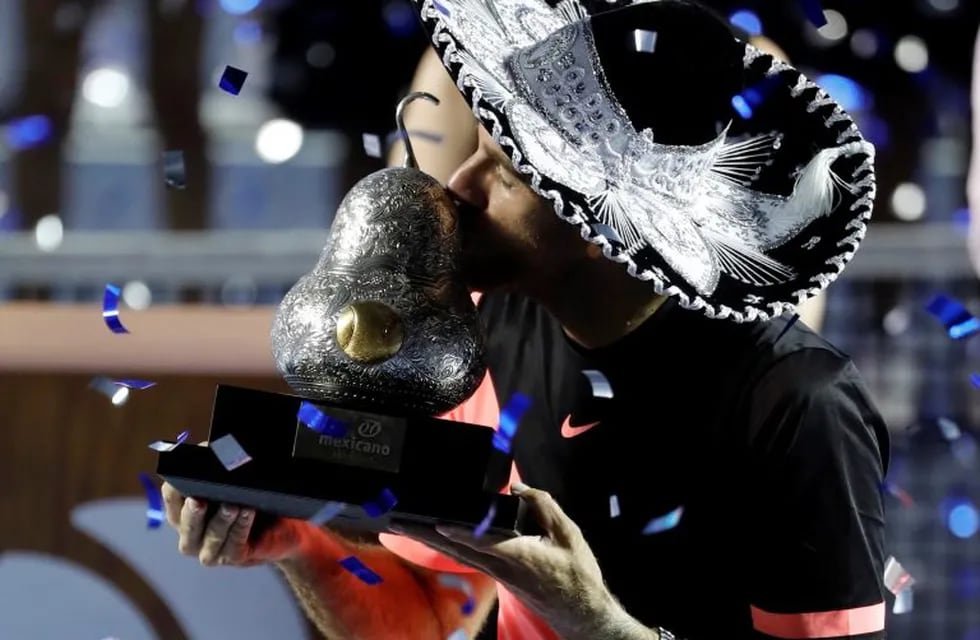 Juan Martín del Potro besa el trofeo luego de su victoria ante el sudafricano Kevin Anderson, durante un partido correspondiente a la final masculina del Abierto Mexicano de tenis que se celebró en la pista rápida en Acapulco. EFE/ José Méndez