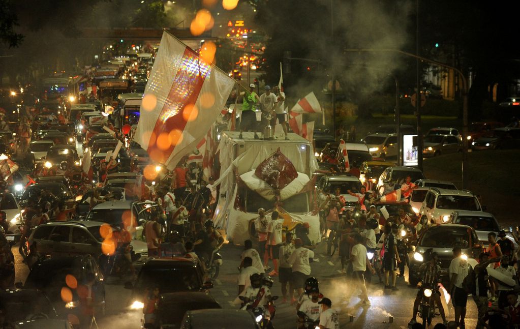 Hinchas de River celebran una Caravana a dos años del triunfo ante Boca por la final de la Copa Libertadores (Foto: Clarín)