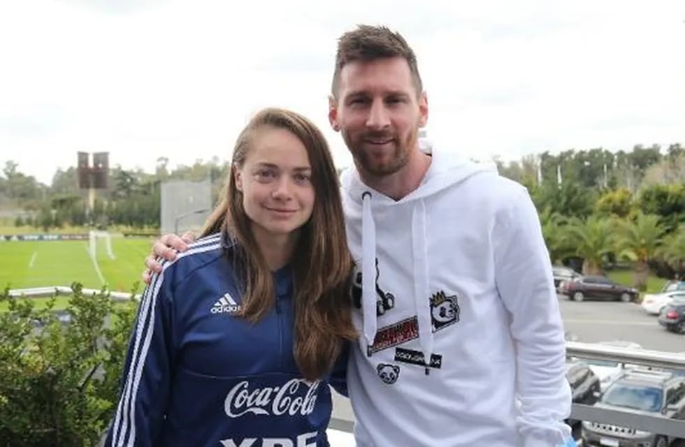 Estefanía Banini y Lionel Messi (Foto: AFA).