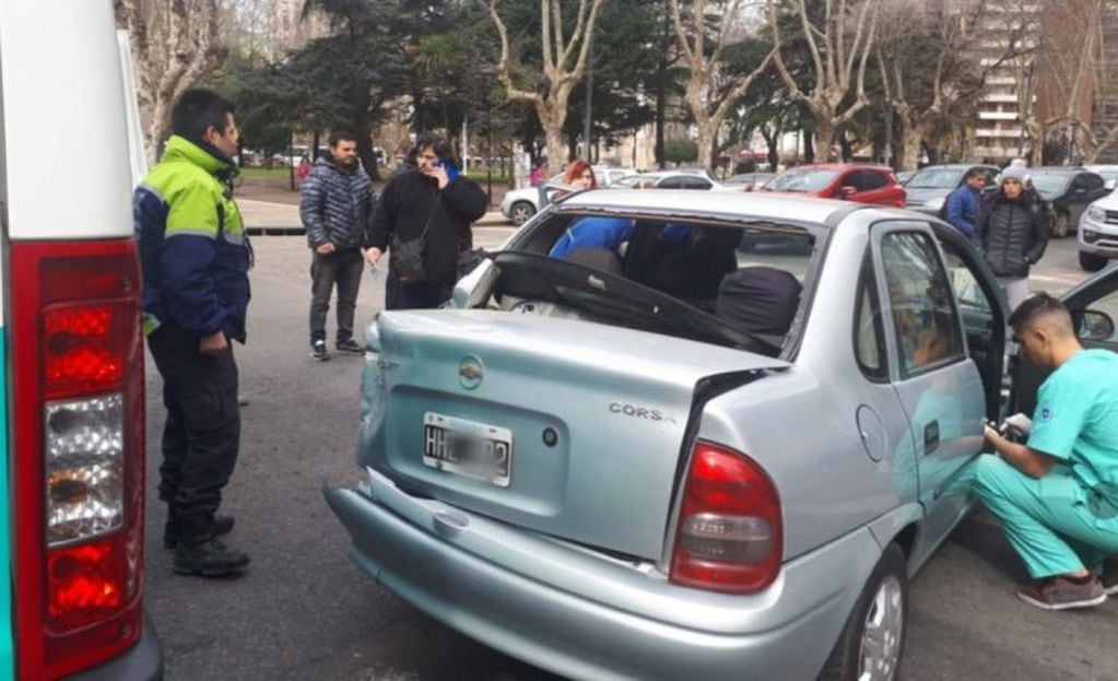 Una mujer resultó herida luego de que un colectivo chocara con un auto en Mar del Plata