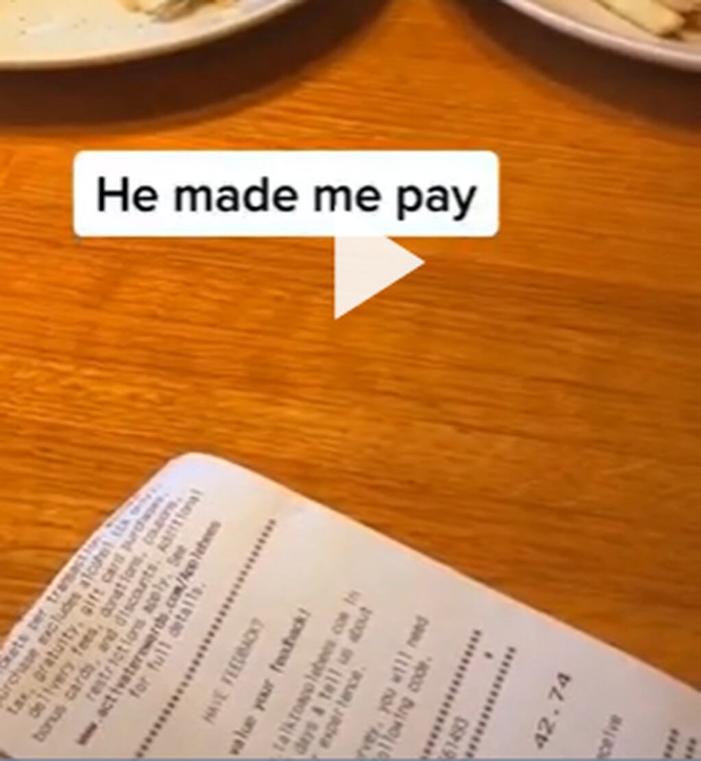 La cuenta con los casi 43 dólares que debió pagar la mujer por su comida. (Captura de pantalla).