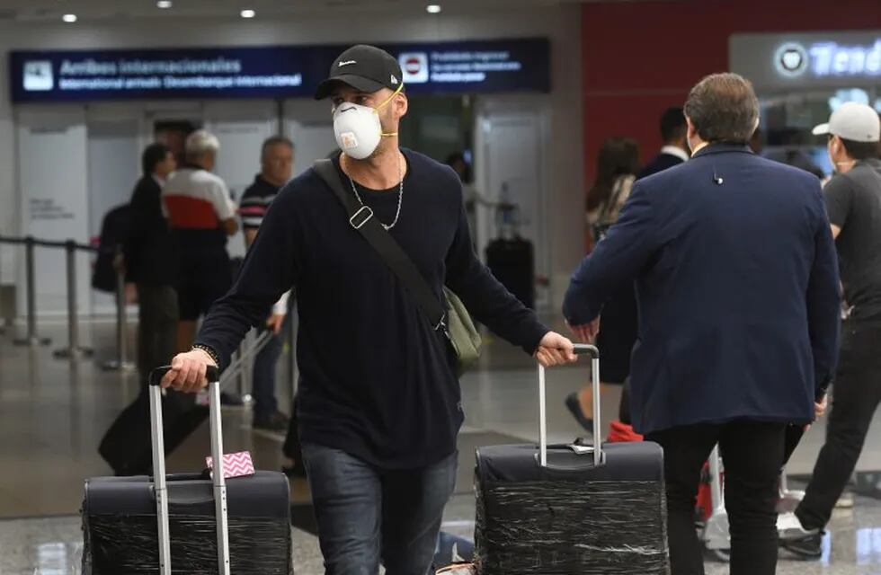 12/03/2020 Un turista con mascarilla en un aeropuerto de Argentina por el coronavirus. POLITICA INTERNACIONAL Daniel Dabove/telam/dpa