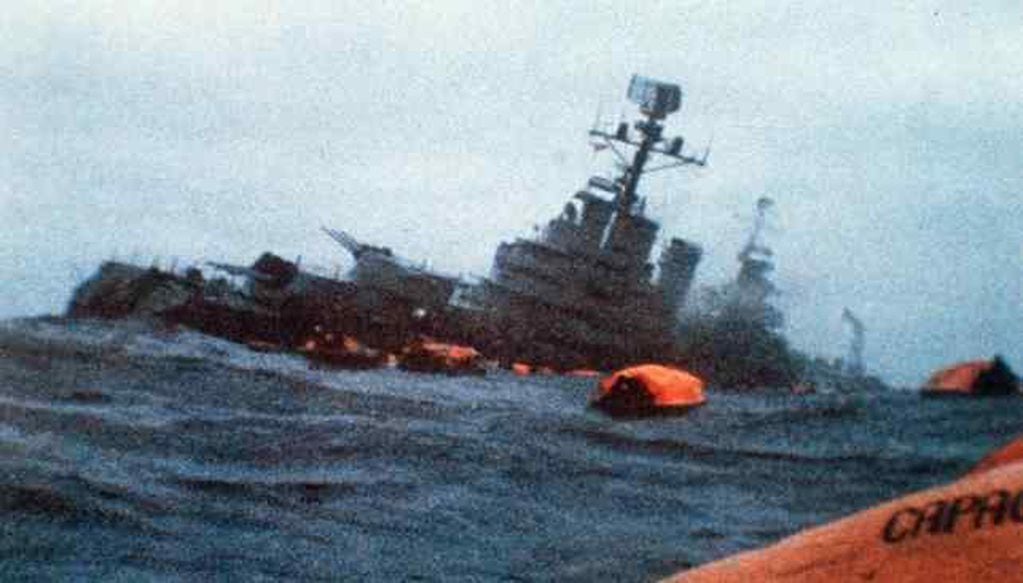 El Comandante, Capitán de Navío Héctor Bonzo, dio la orden más triste que se pueda dar: abandonar el buque.