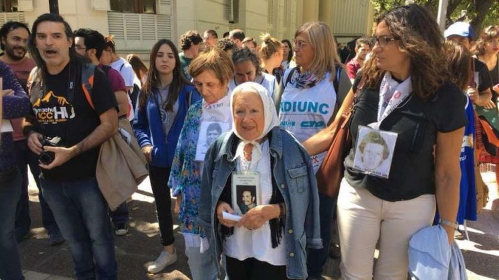 Nora Cortiñas marchó este lunes en la Plaza Independencia.