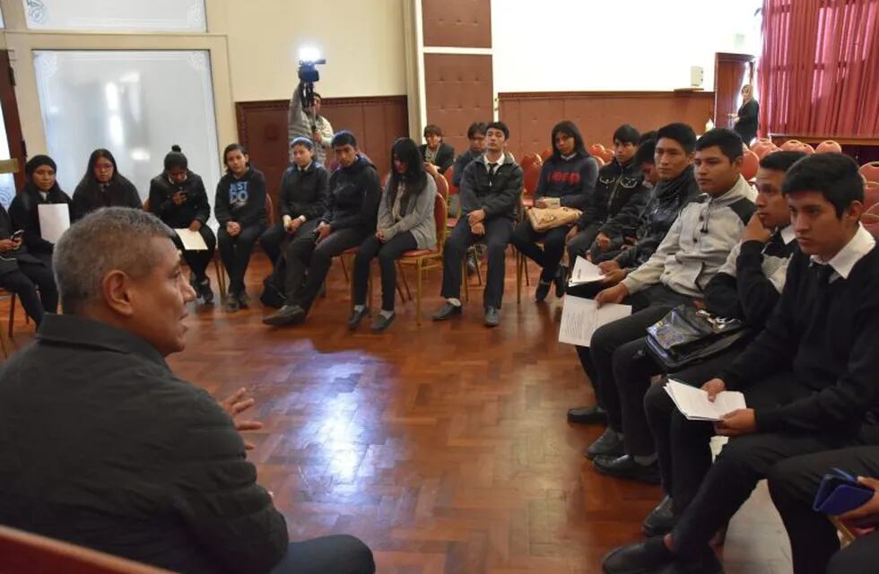 El diputado Santillán con alumnos de Los Alisos, Jujuy