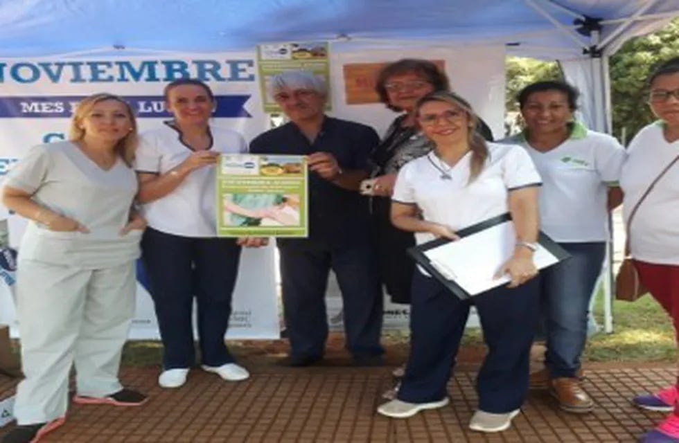 Iguazú: las enfermeras celebraron su día en la Plaza San Martín dando un servicio a la gente. (Radio Nacional)