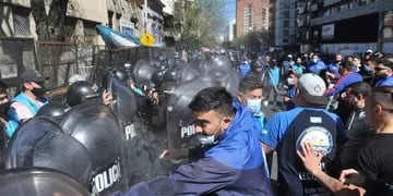 Tensión entre la Policía y manifestantes durante una protesta en Boedo