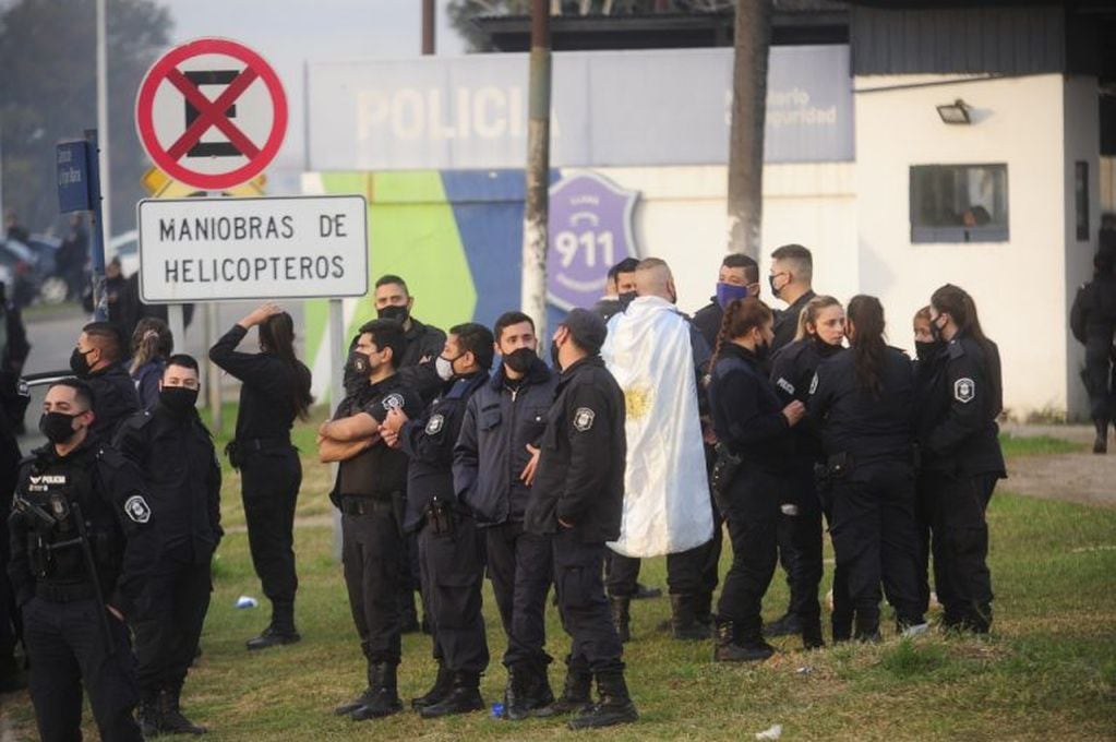 Efectivos de la Policía Bonaerense pasaron la noche en el Puente 12 para reclamar por mejores condiciones laborales. (Clarín)