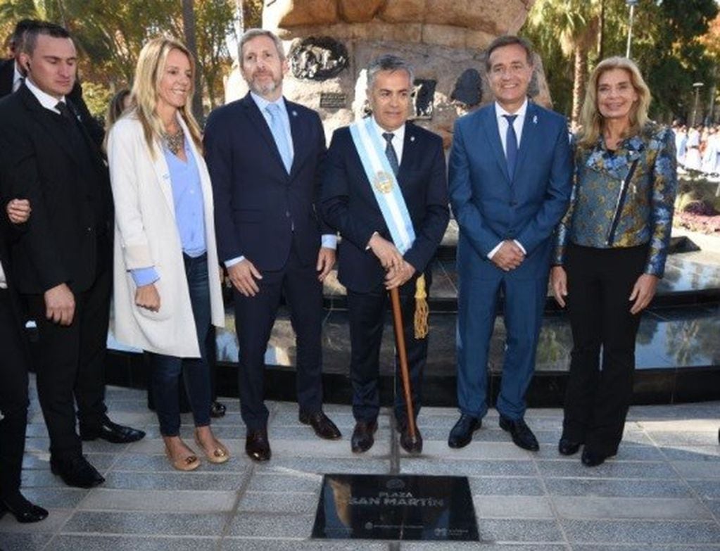 El gobernador Alfredo Cornejo participe en la inauguración de la plaza San Martín junto a Rodolfo Suárez y Rogelio Frigerio, ministro del Interior.