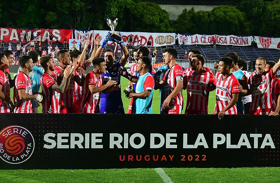 El capitán Jorge Carranza levanta la copa de la "Serie Río de La Plata", del Torneo de Verano en Uruguay. (Gentileza Tenfield).