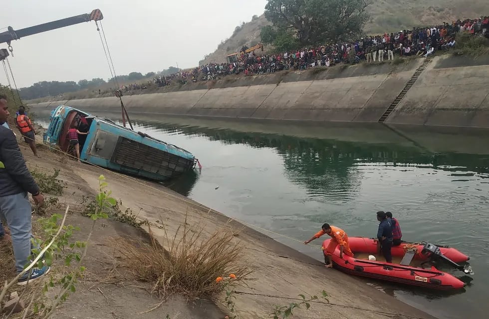 Un autobús con 50 pasajeros cayó a un canal en Madhya Pradesh, en centro de India. (Uma Shankar MISHRA / AFP)