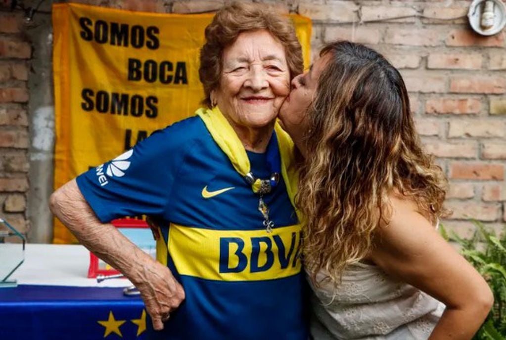 María Valenzuela, la mujer cipoleña de 95 años que es fanática de Boca Juniors, junto a su hija Irish.