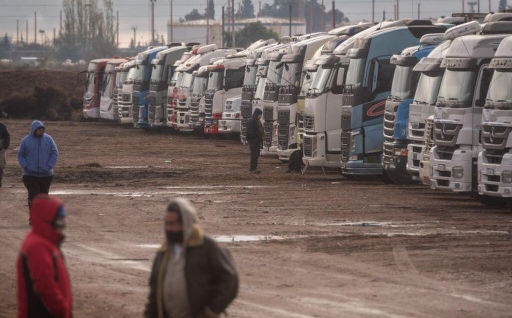 Hay más de 9900 camiones parados en Uspallata, Mendoza.