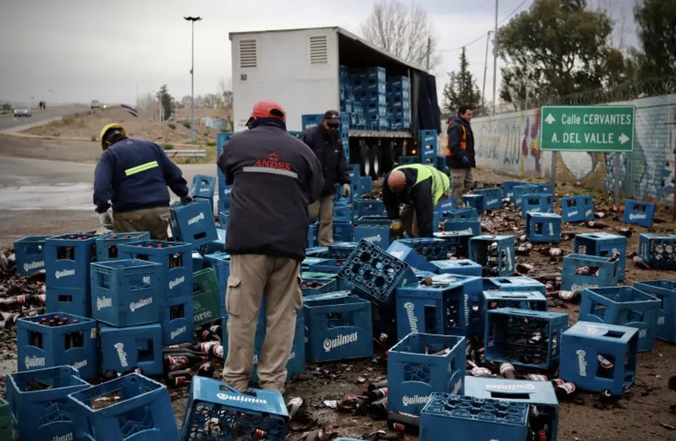 carga de cervezas en la rotonda de Godoy Cruz, Mendoza.