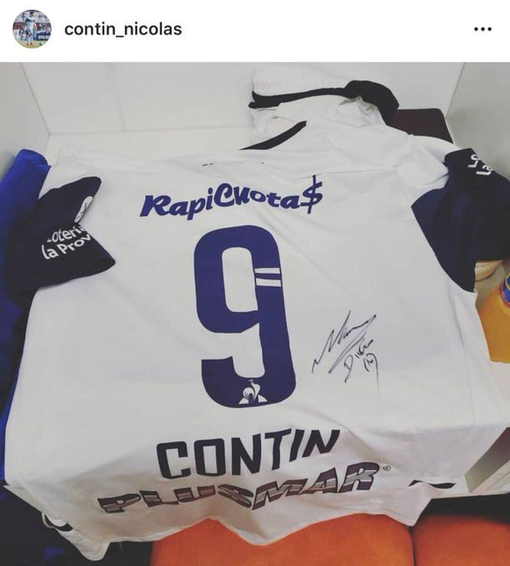 Camiseta de Contín firmada por Maradona