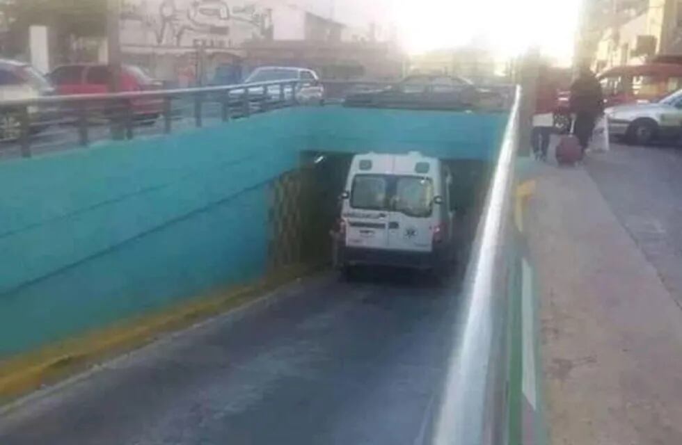 Las ambulancias no pasan por el viaducto de Ceretti en Villa Urquiza. (Reverso)