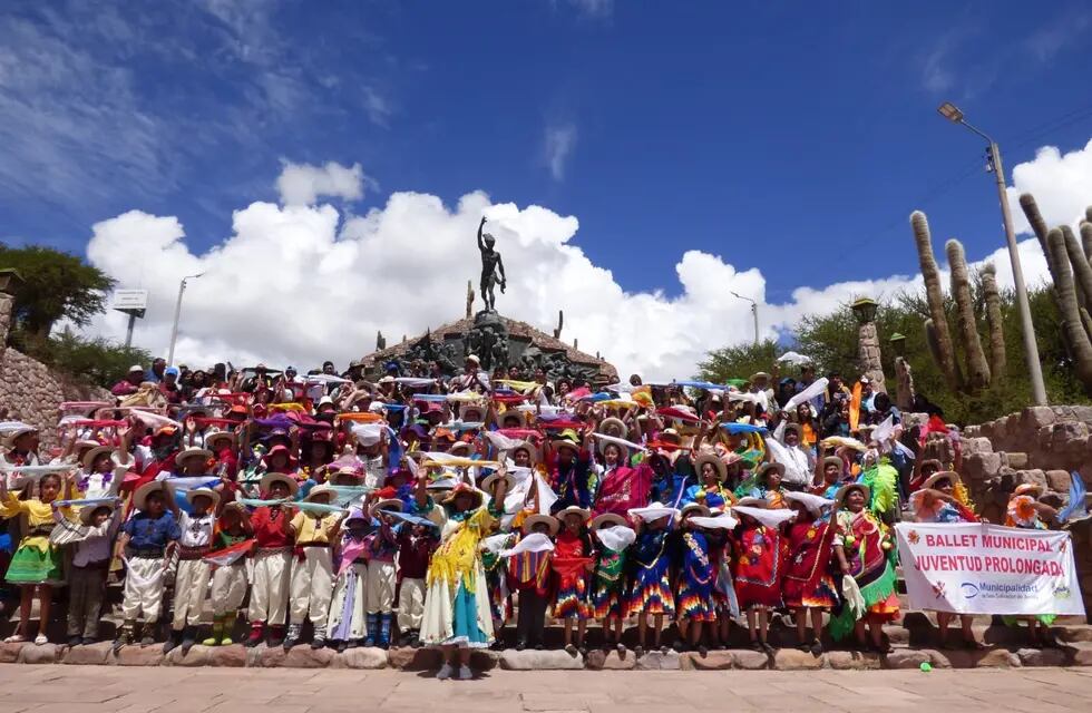 La explanada del monumento a los Héroes de la Independencia, en la ciudad histórica de Humahuaca, fue escenario del Segundo Festival Nacional del Carnavalito.
