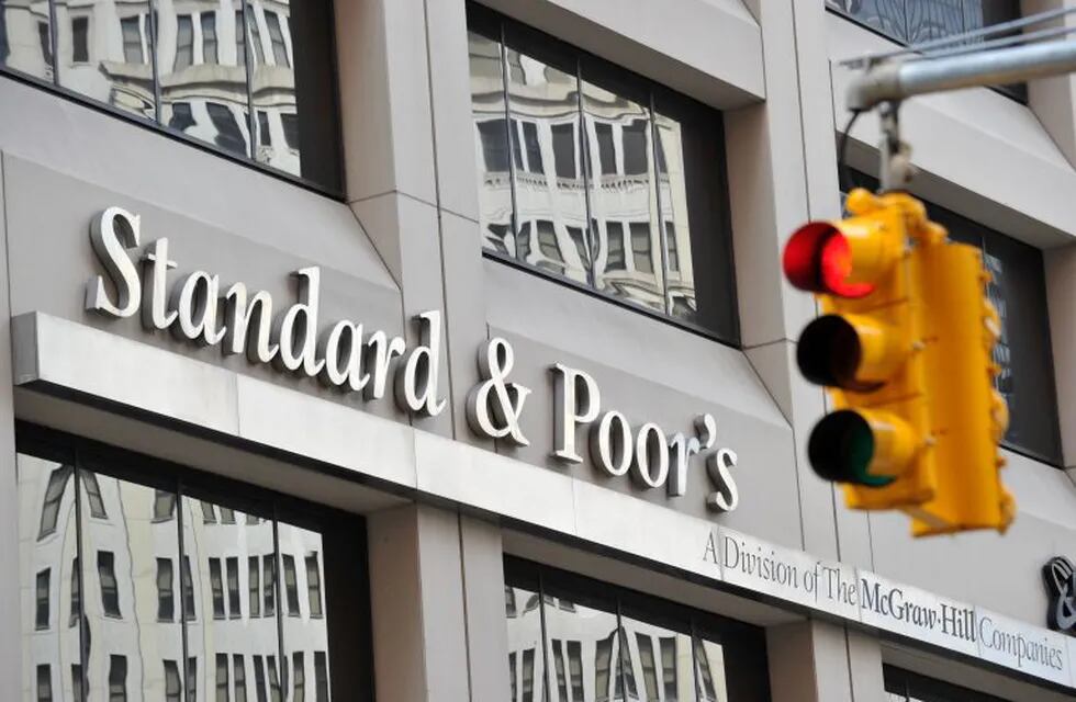 (FILES) - A picture taken on August 6, 2011 shows Standard & Poor's headquarters in the financial district of New York. Standard & Poor's has decided to downgrade France's top-notch credit rating but will spare Germany, Belgium, Luxembourg and the Netherlands, an EU government source told AFP on January 13, 2012. AFP PHOTO / Stan HONDA\r\n eeuu nueva york  edificio sede agencia calificadora de deuda standard and poors