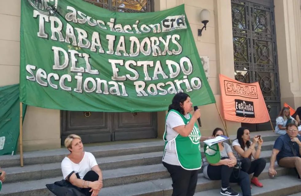 ATE Rosario y Siprus protestaron frente a Gobernación. (@aterosario)