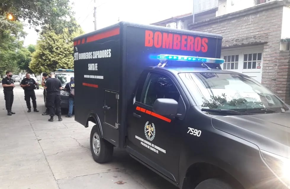 Personal de Bomberos Zapadores fue a retirar el cuerpo de pasaje Irala al 3000. (@joosevillagran)