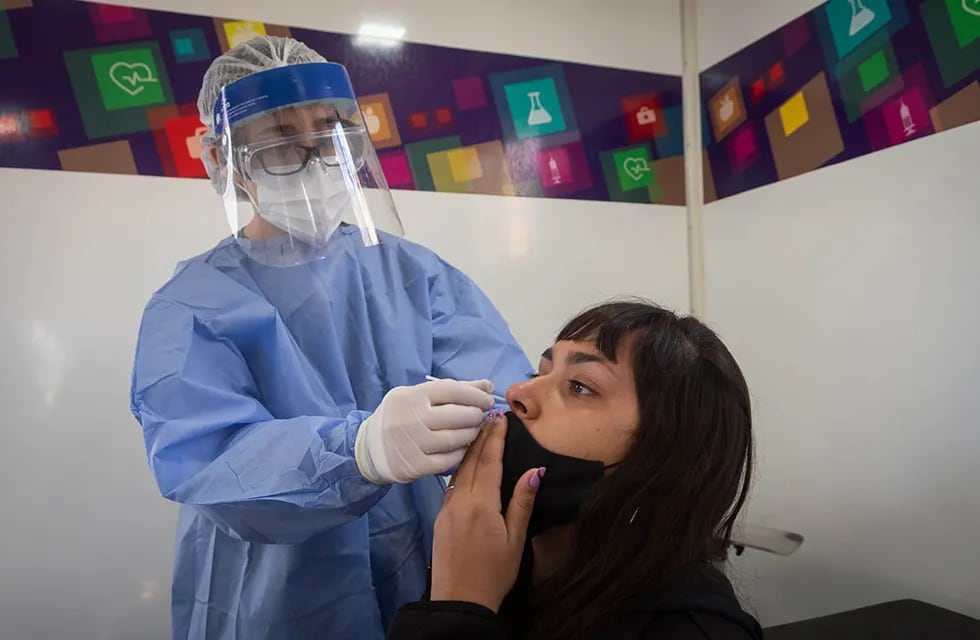 Personal de Salud y en cooperación con la comuna de Guaymalñlén realizará hisopados rápidos en Colonia Segovia. Ignacio Blanco/Los Andes