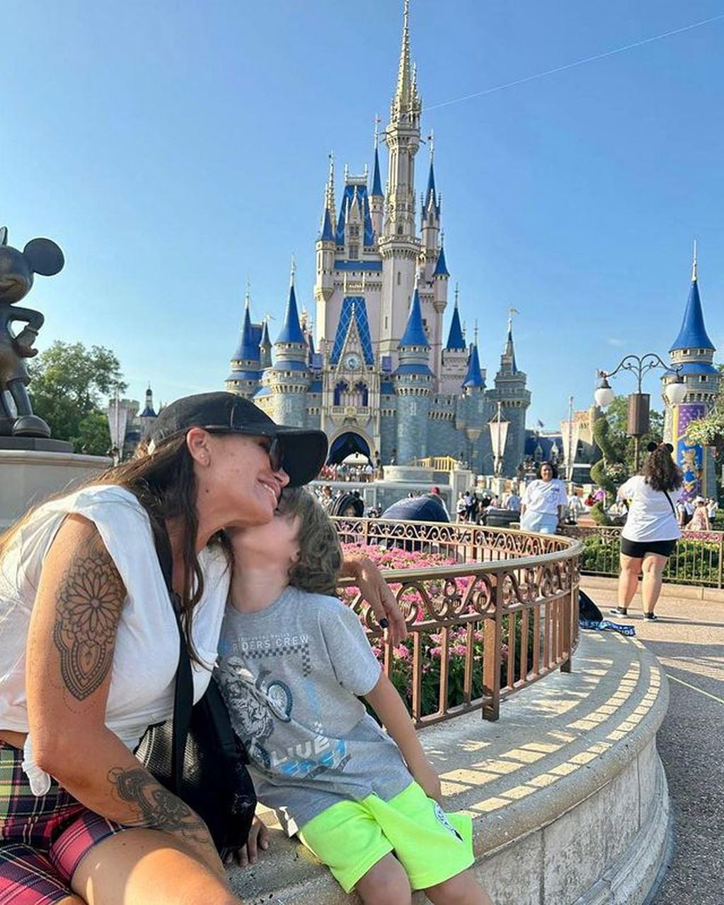 Flor Peña en Disney junto a su hijo más pequeño.