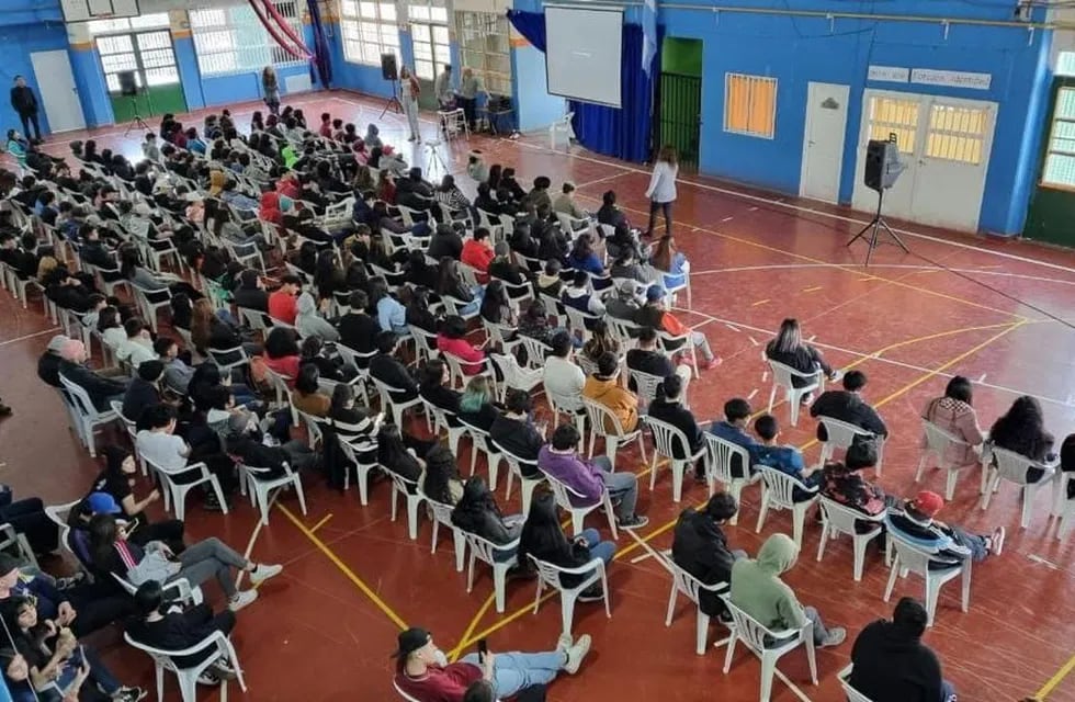 Más de 500 estudiantes participaron del primer taller de “Postvención del Suicidio”