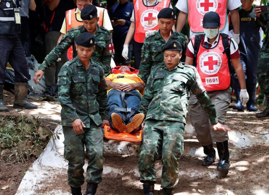 Varios médicos militares participan en un simulacro para preparar la evacuación de los heridos.